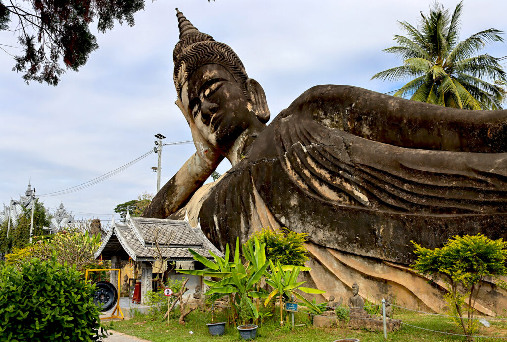 One of the most iconic images in the park, the reclining Buddha statue stretches over 40 meters long.
